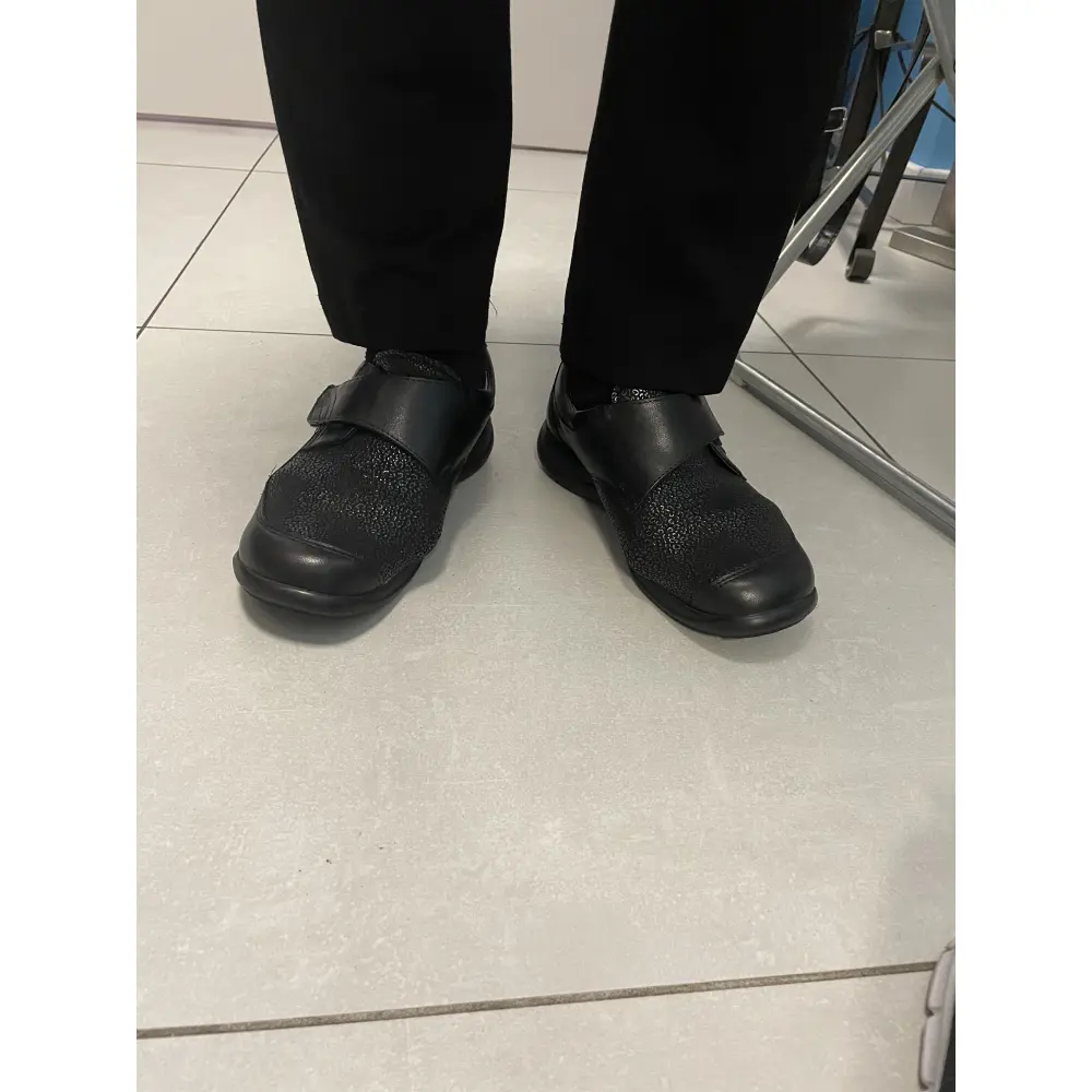 Półbuty na haluksy damskie KOSELA zapinane na rzep. Zdjęcie pacjentki w półbutach.