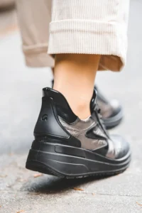 Sneakersy z wyjmowaną wkładką Ara GARDA - czarne z brązowym połyskiem