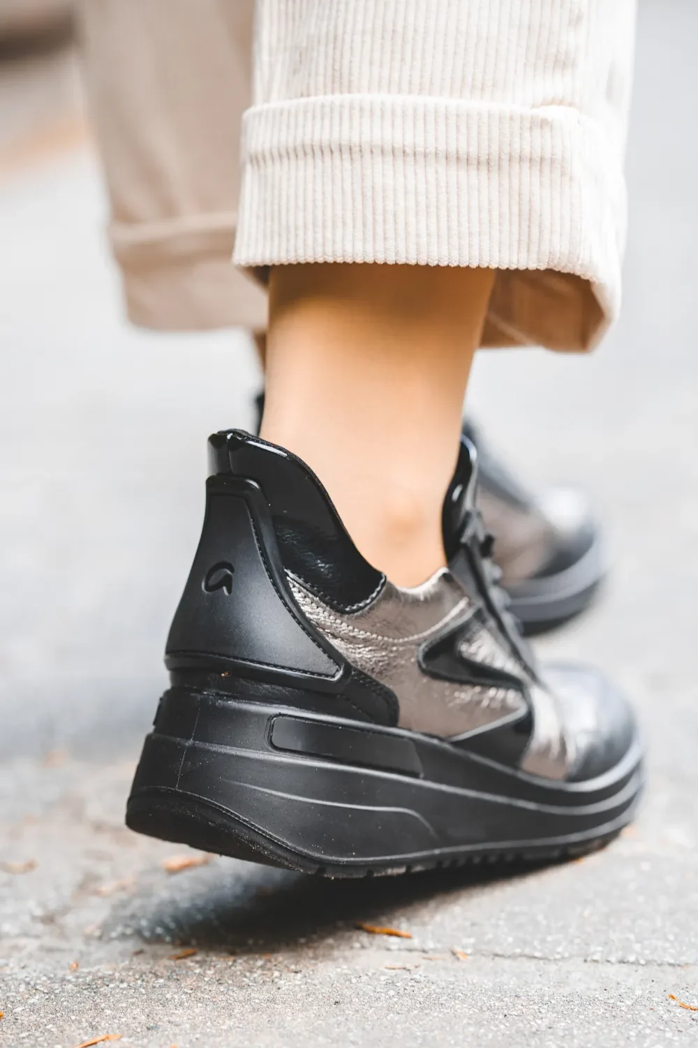 Sneakersy z wyjmowaną wkładką Ara GARDA - czarne z brązowym połyskiem