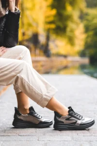 Sneakersy z wyjmowaną wkładką Ara GARDA - czarne z brązowym połyskiem