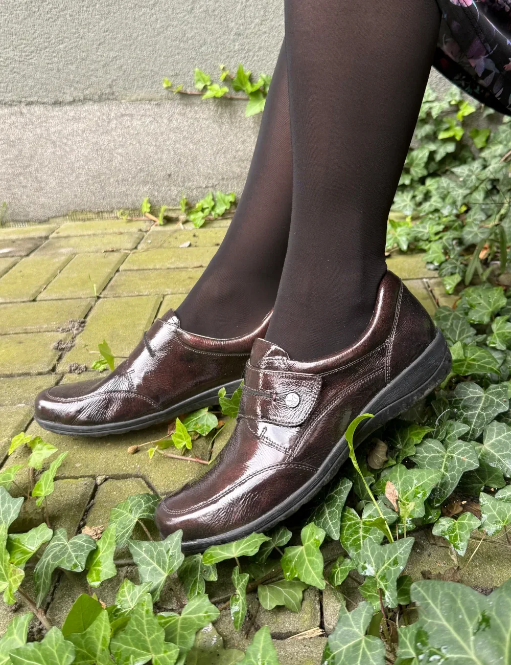 Eleganckie buty damskie na szerszą stopę lakierowane CAPRICE 9-24753-45-546