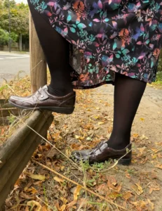 Eleganckie buty damskie na szerszą stopę lakierowane CAPRICE 9-24753-45-546