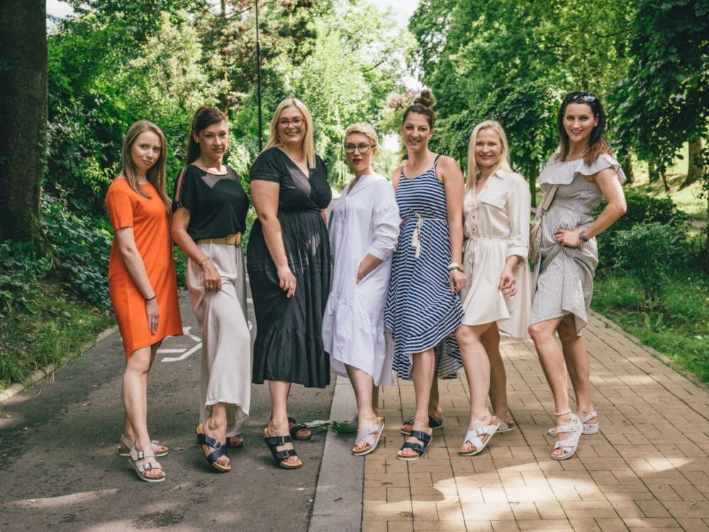 Zespół pracowników sklepu ortopedycznego RotulaMed z niebieskimi balonami promocyjnymi